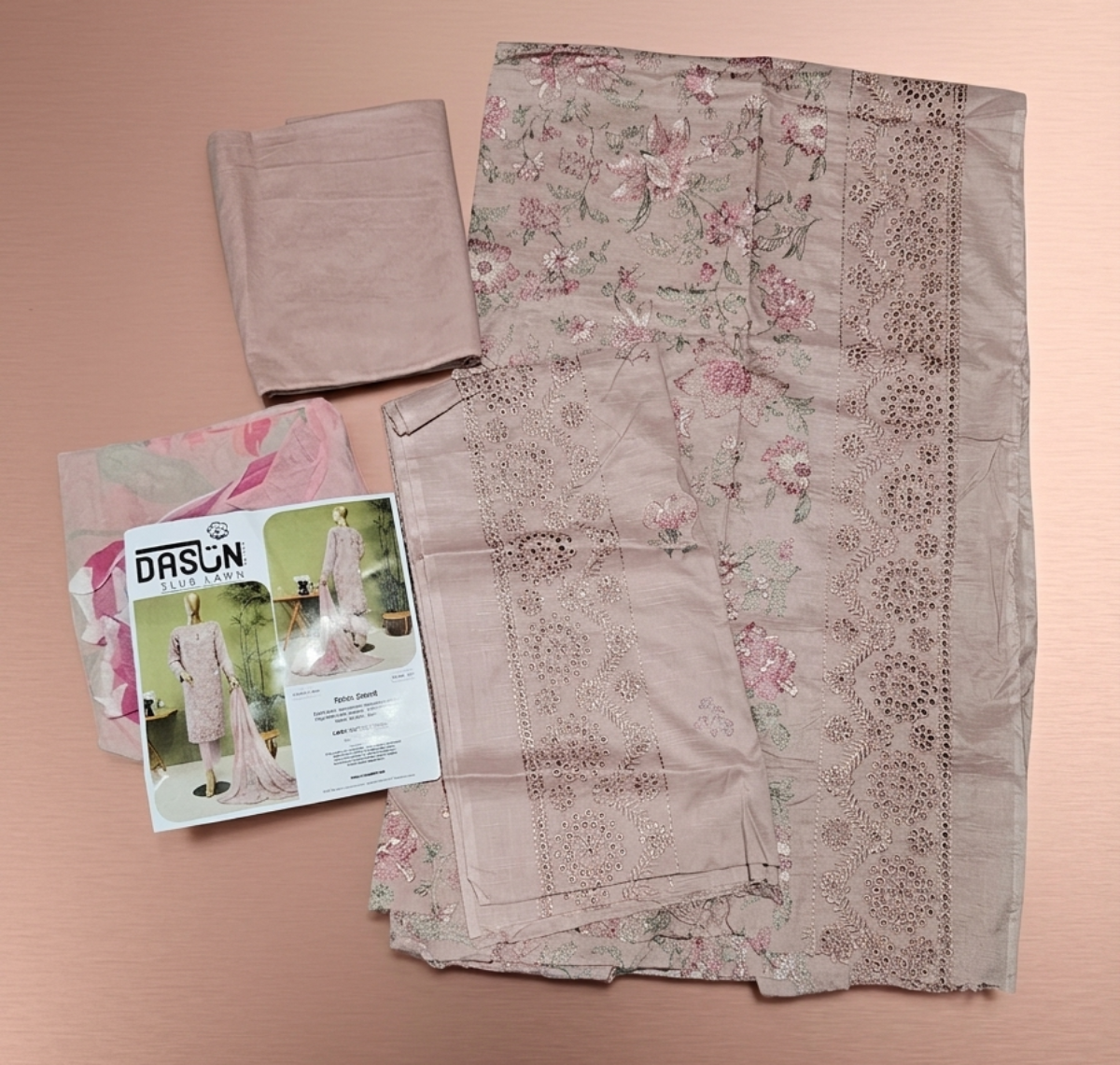 Dasün Slub Lawn: Embroidered Floral 3-Piece Unstitched Suit